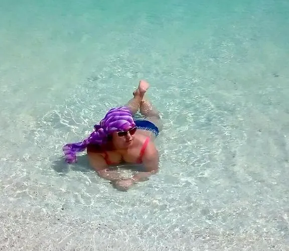 Bella Near The Sea Redsealine